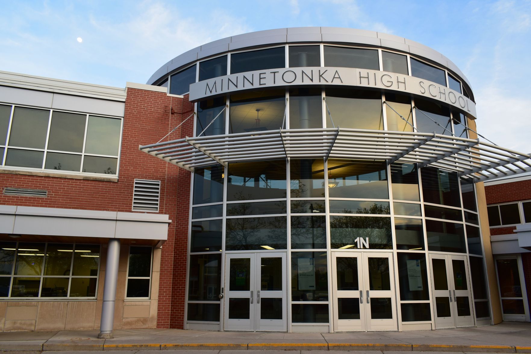 a106NW_MinntonkaHighSeniors.JPG